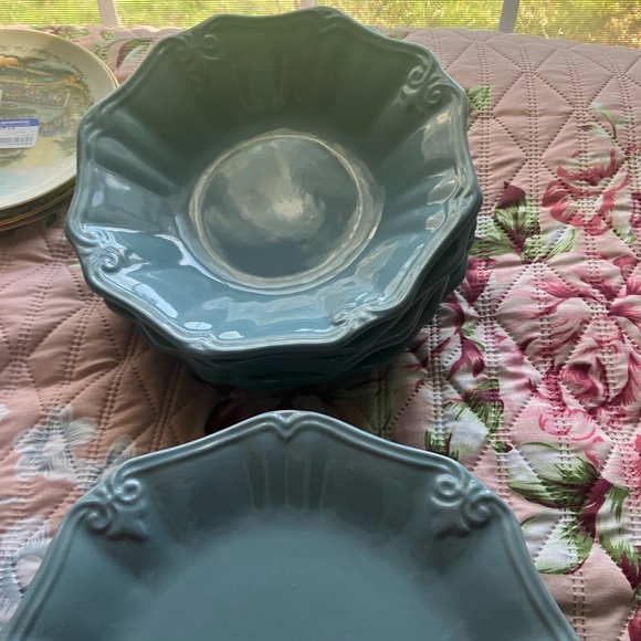 Dinnerware - Picture 3 of 4